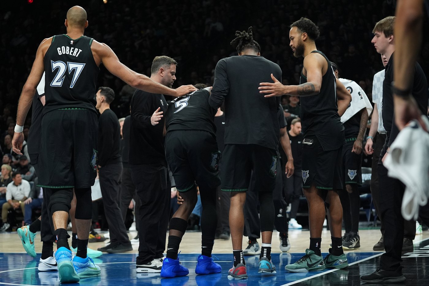 Wolves confirm Edwards has no structural damage in his knee, but he'll be out for at least a week | iNFOnews.ca