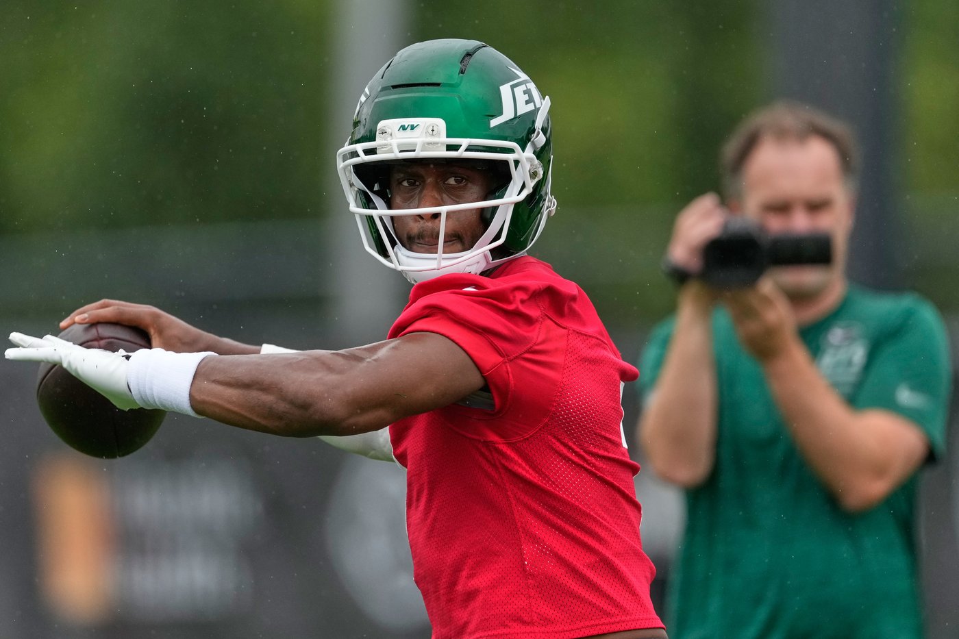 Geno Smith’s red, sun glare-tackling contacts are a sight to see at Jets camp | iNFOnews.ca