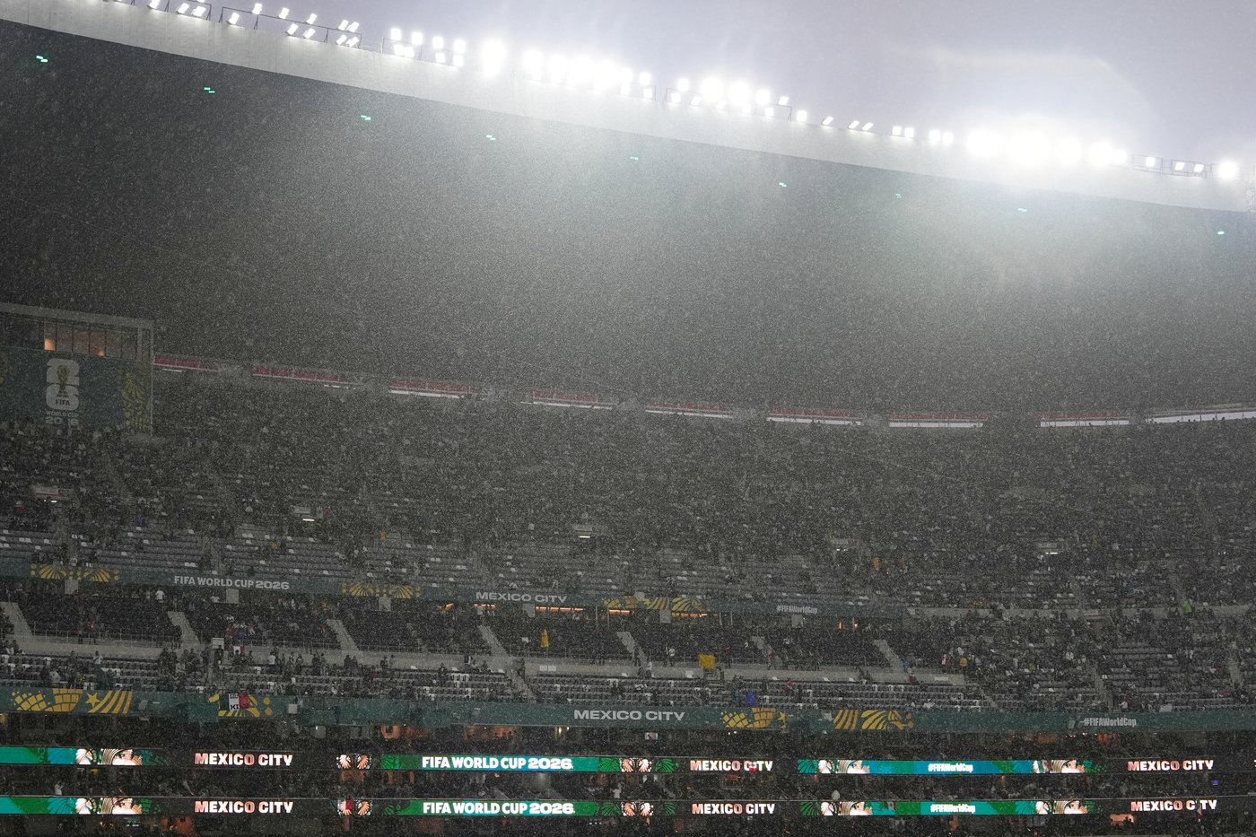 Mexico-Ecuador World Cup match starts 1 hour late after a storm in Mexico City | iNFOnews.ca