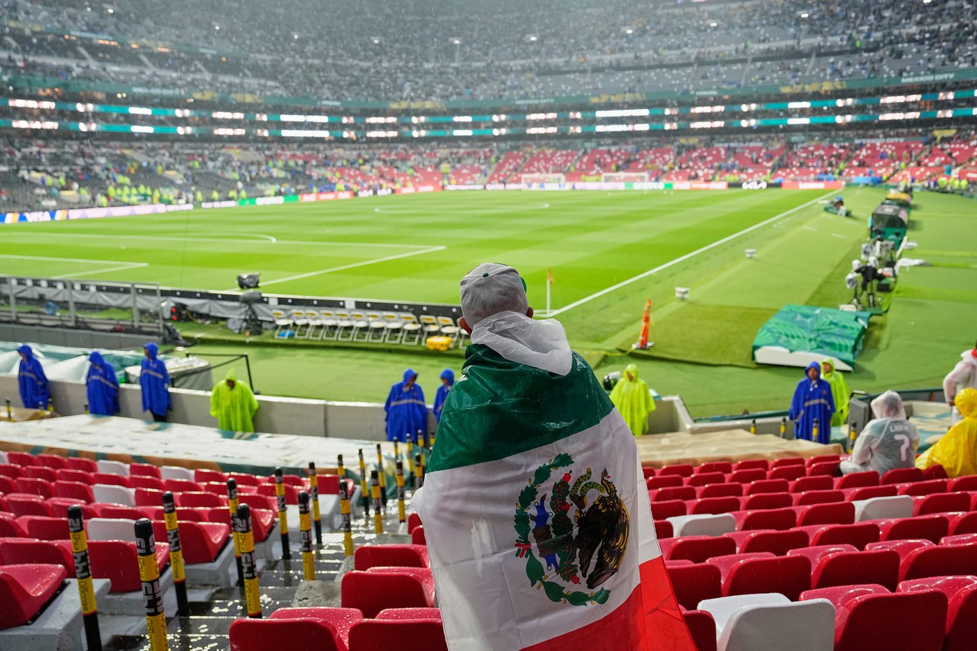 Mexico-Ecuador World Cup match starts 1 hour late after a storm in Mexico City | iNFOnews.ca