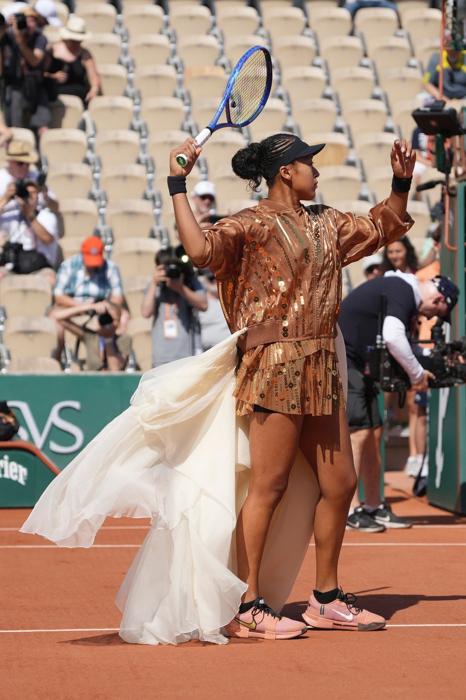 Naomi Osaka's latest French Open fashion ensemble includes an ivory train and gold jacket | iNFOnews.ca