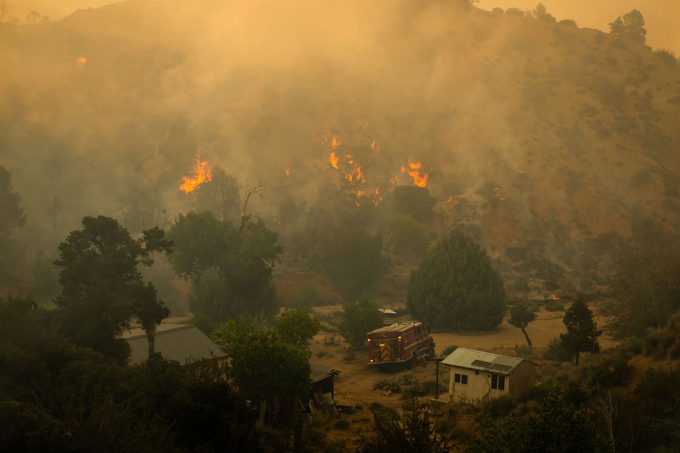 Rapidly growing wildfire in Los Angeles County prompts evacuations in remote high desert | iNFOnews.ca