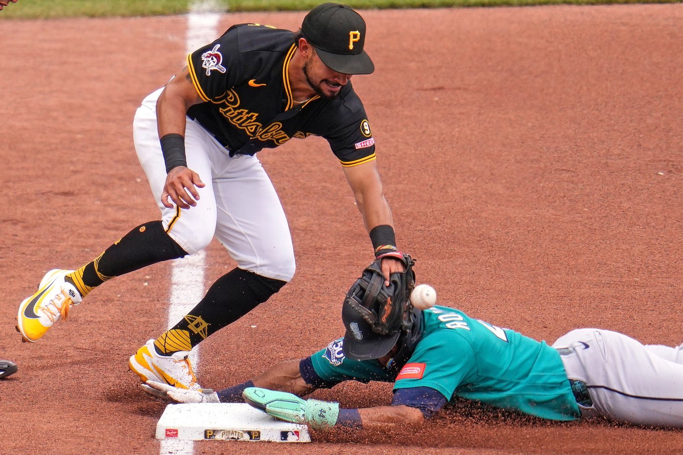 Brandon Lowe, Henry Davis each homer to lead Pirates over Mariners 5-1 | iNFOnews.ca