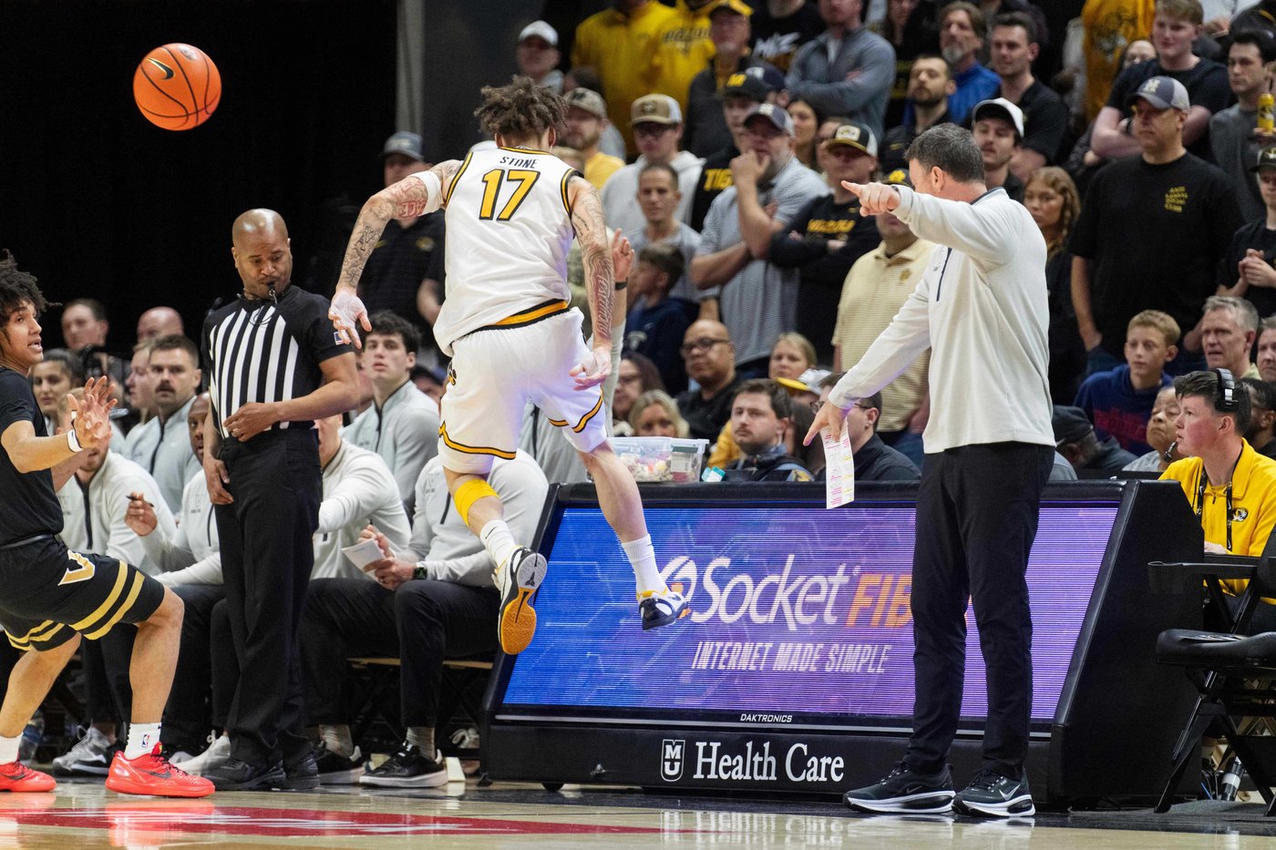 Missouri holds off No. 19 Vanderbilt 81-80 after squandering big lead | iNFOnews.ca