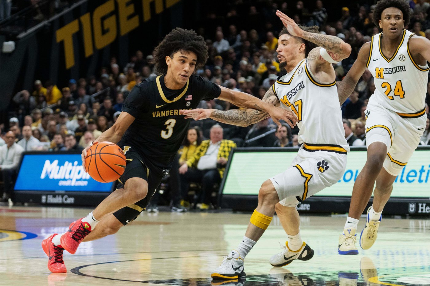 Missouri holds off No. 19 Vanderbilt 81-80 after squandering big lead | iNFOnews.ca