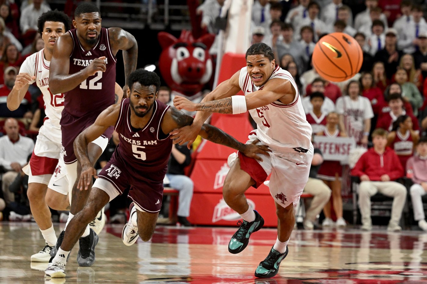 Richmond scores 23 points to lead No. 20 Arkansas past Texas A&M 99-84 | iNFOnews.ca