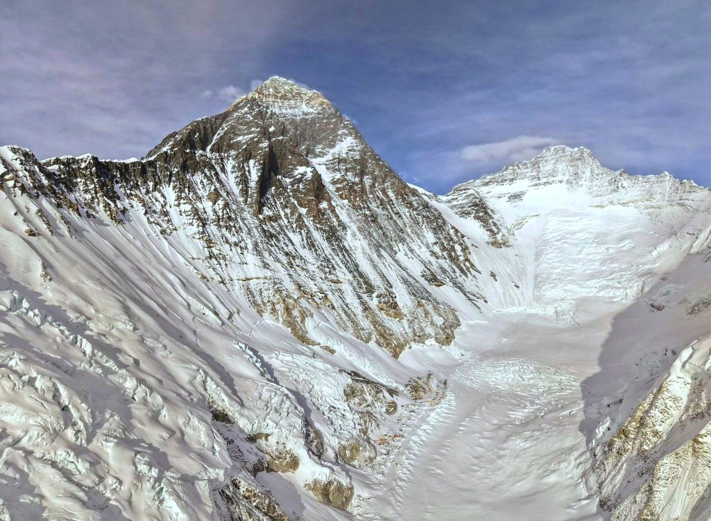 A record 274 climbers scale Mount Everest in a single day | iNFOnews.ca