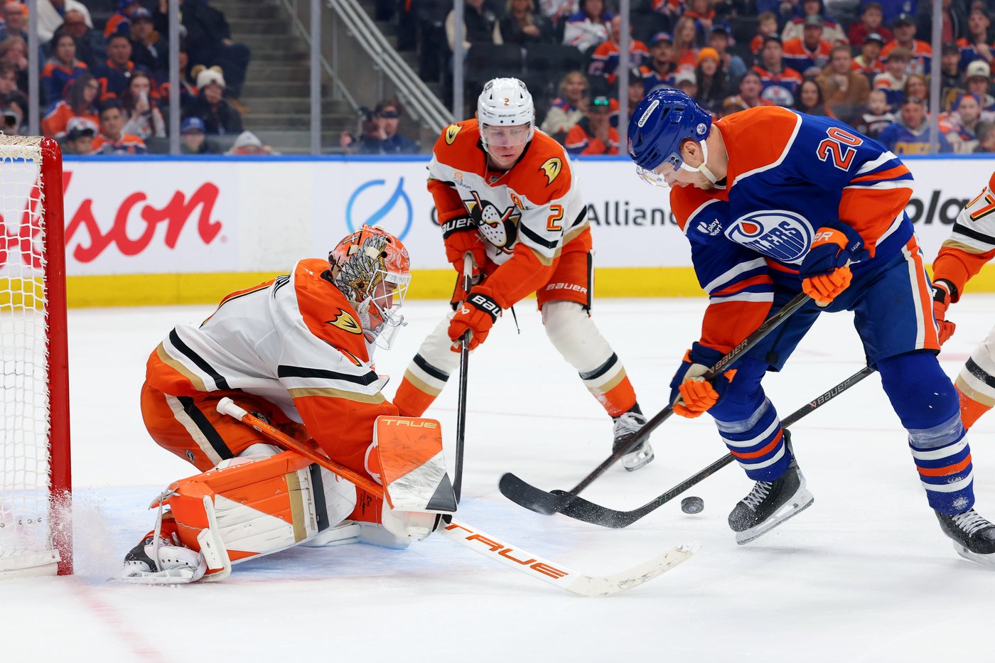 Oilers beat Ducks 4-2, McDavid moves back into scoring lead with three points | iNFOnews.ca