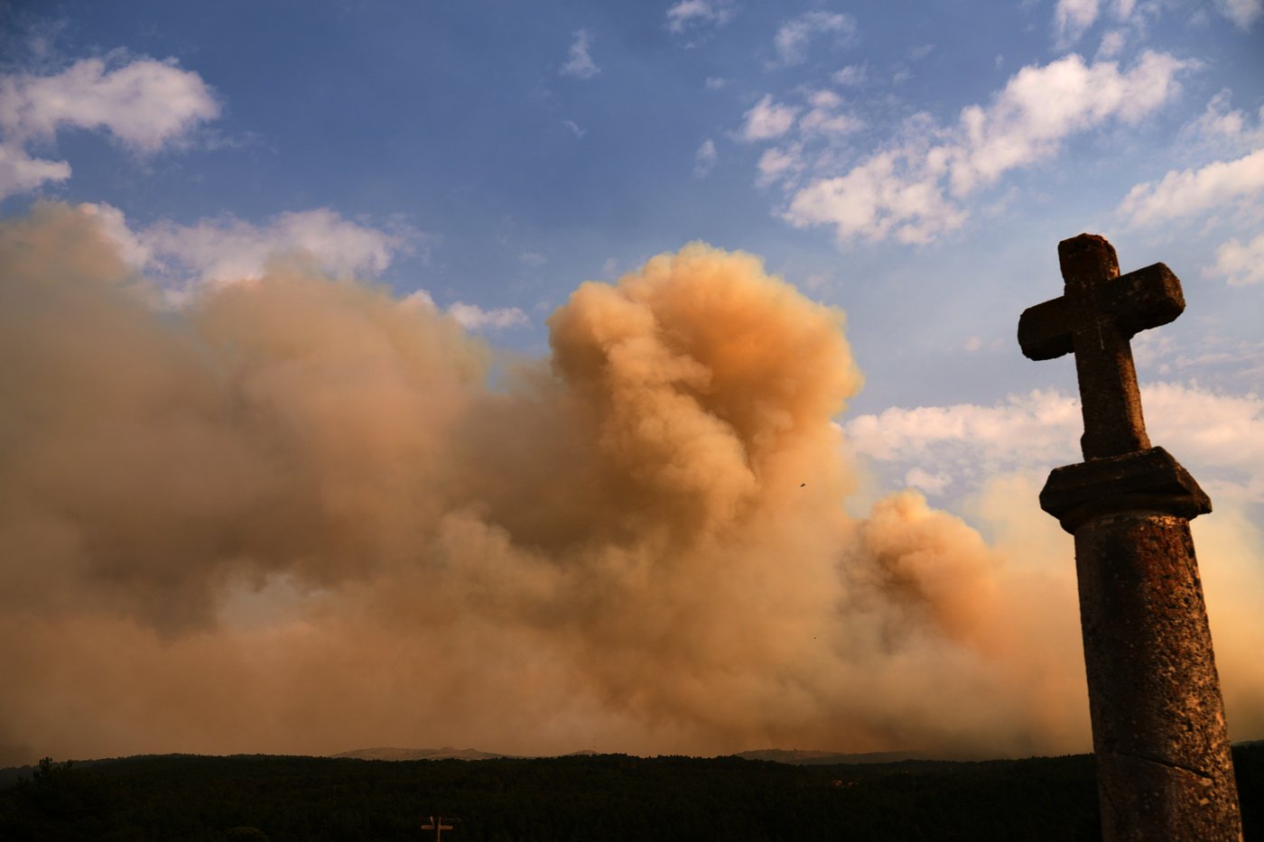 Firefighters battle one of Spain's biggest-ever wildfires during heat wave across the Mediterranean | iNFOnews.ca Firefighters battle one of Spain's biggest-ever wildfires during heat wave across the Mediterranean | iNFOnews.ca
