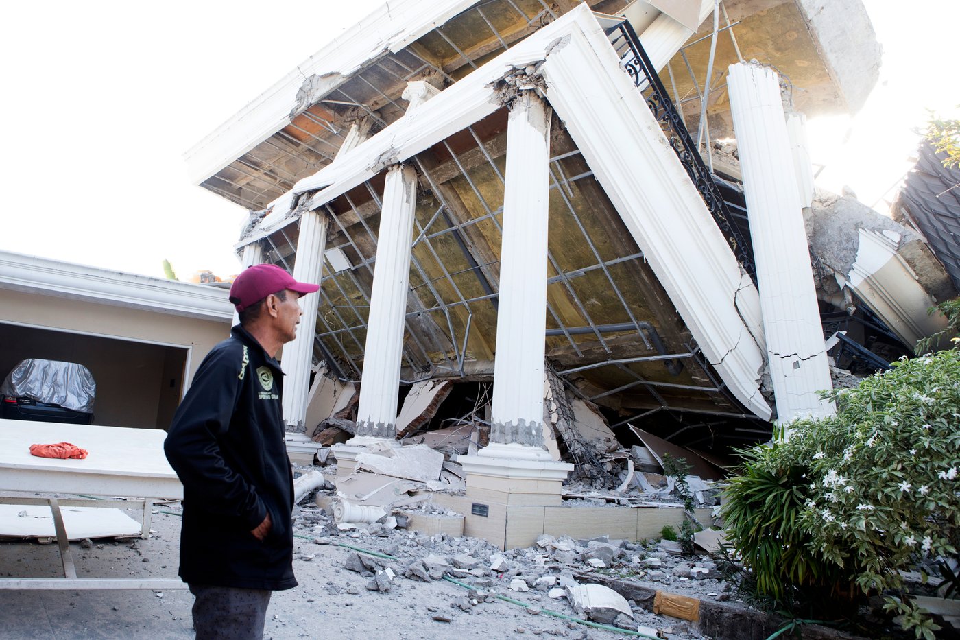 Thousands in Indonesia await aid after quake kills 68, overshadowing Independence Day | iNhome Thousands in Indonesia await aid after quake kills 68, overshadowing Independence Day | iNhome