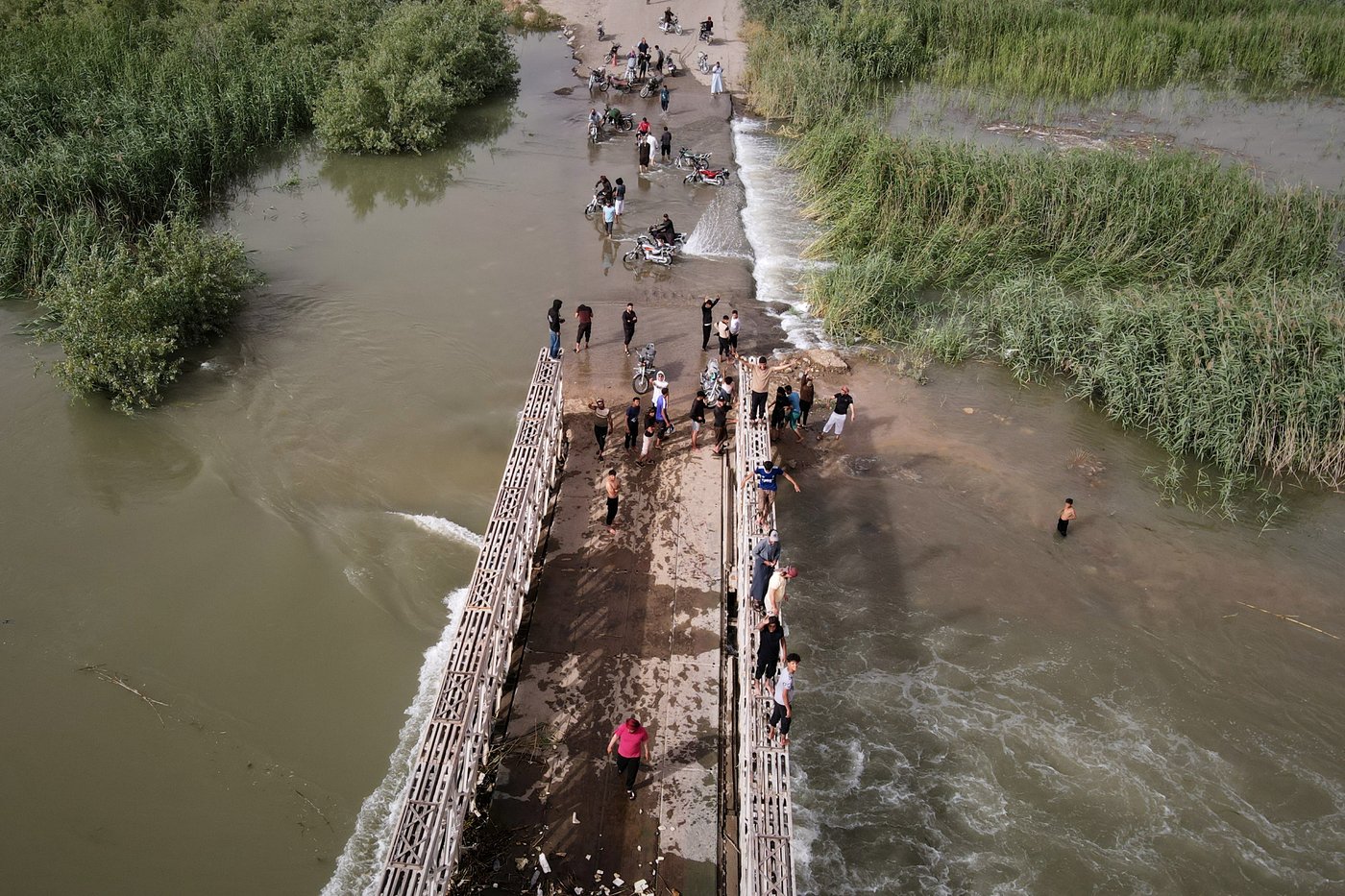 Photos of rare Euphrates River floods in Syria | iNFOnews.ca