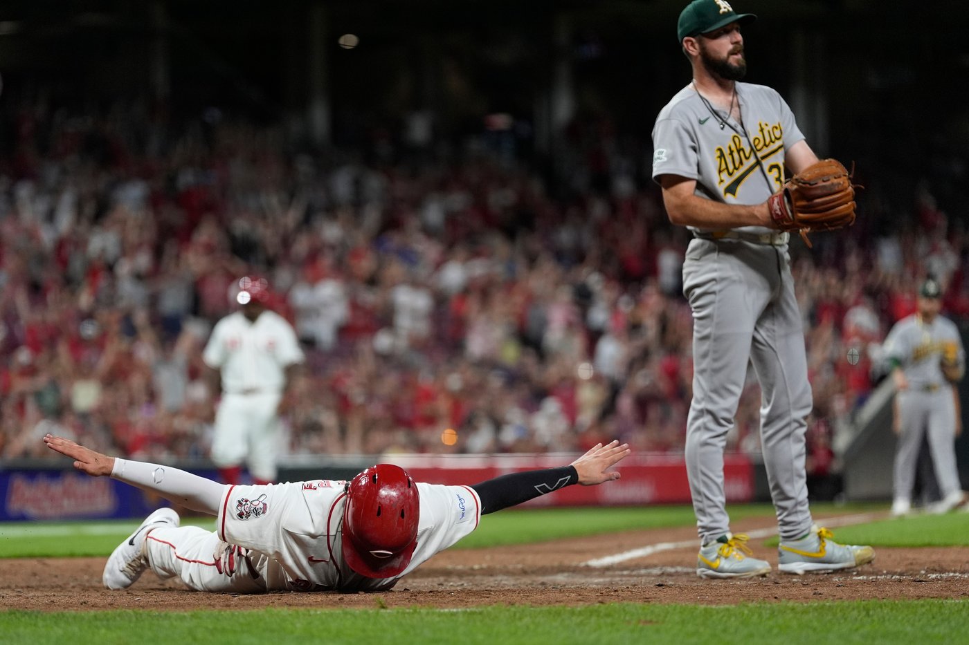 Reds score twice in 8th on wild pitches to beat Athletics 5-4 | iNFOnews.ca