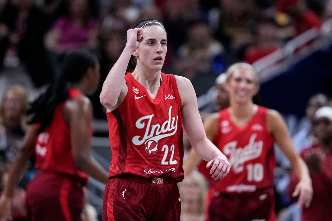 Fever fans cheer Stephanie White as Caitlin Clark and Indiana continue surge after recent tumult | iNFOnews.ca
