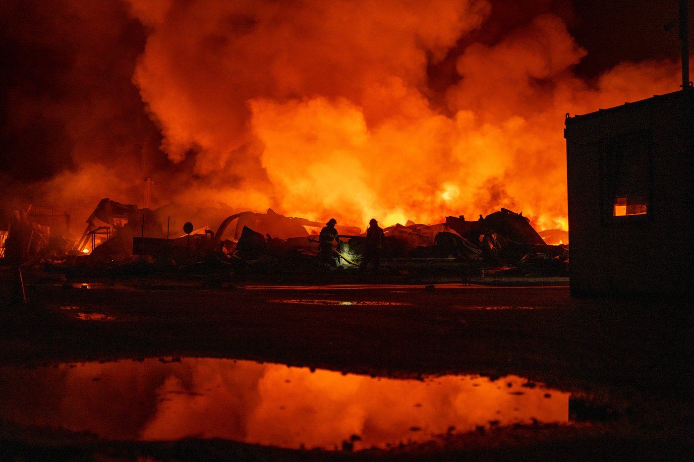 Photos show Russian attack on a warehouse in Kyiv | iNFOnews.ca