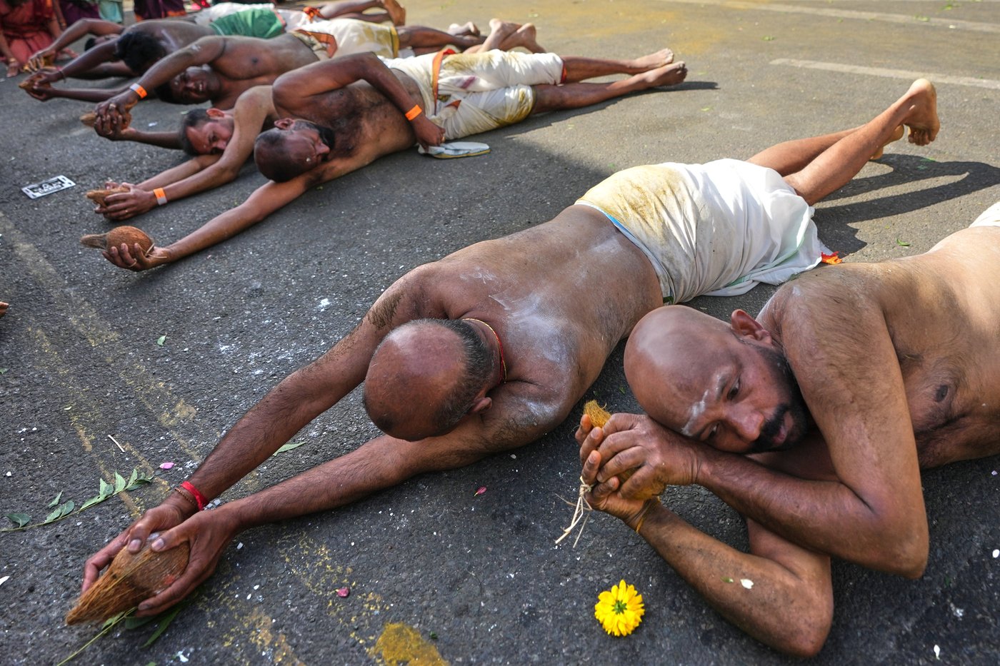 Hindu devotees honor goddesses in India and Britain, in photos | iNFOnews.ca