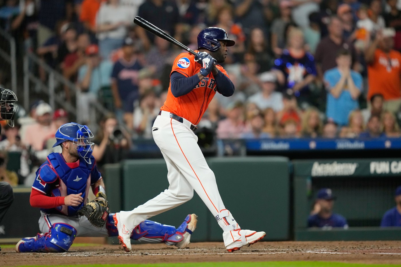 Yainer Diaz powers the Astros past the Rangers 11-2, pushing Houston into first | iNFOnews.ca