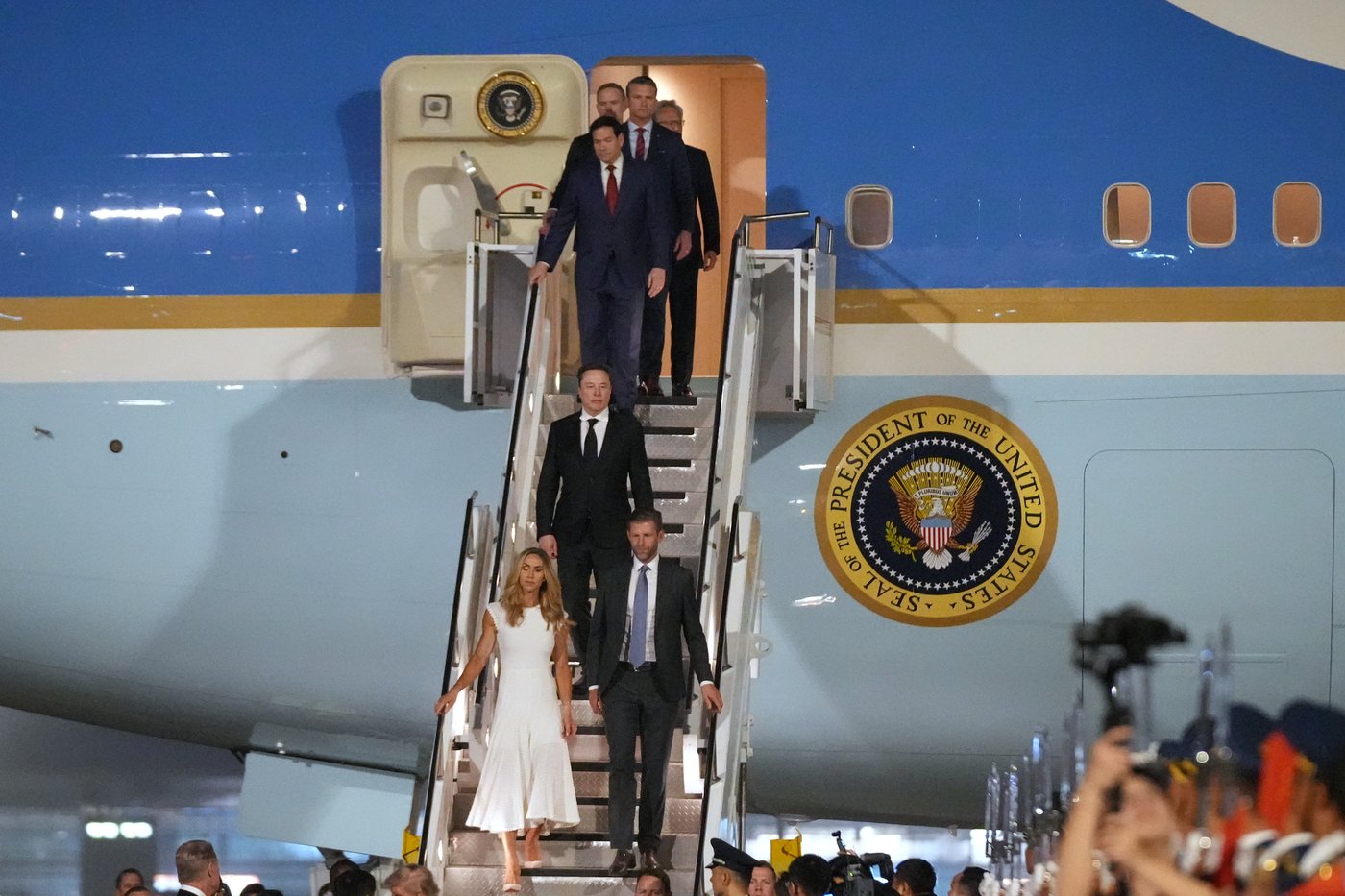 Photos of Trump in China for talks with Xi Jinping | iNFOnews.ca