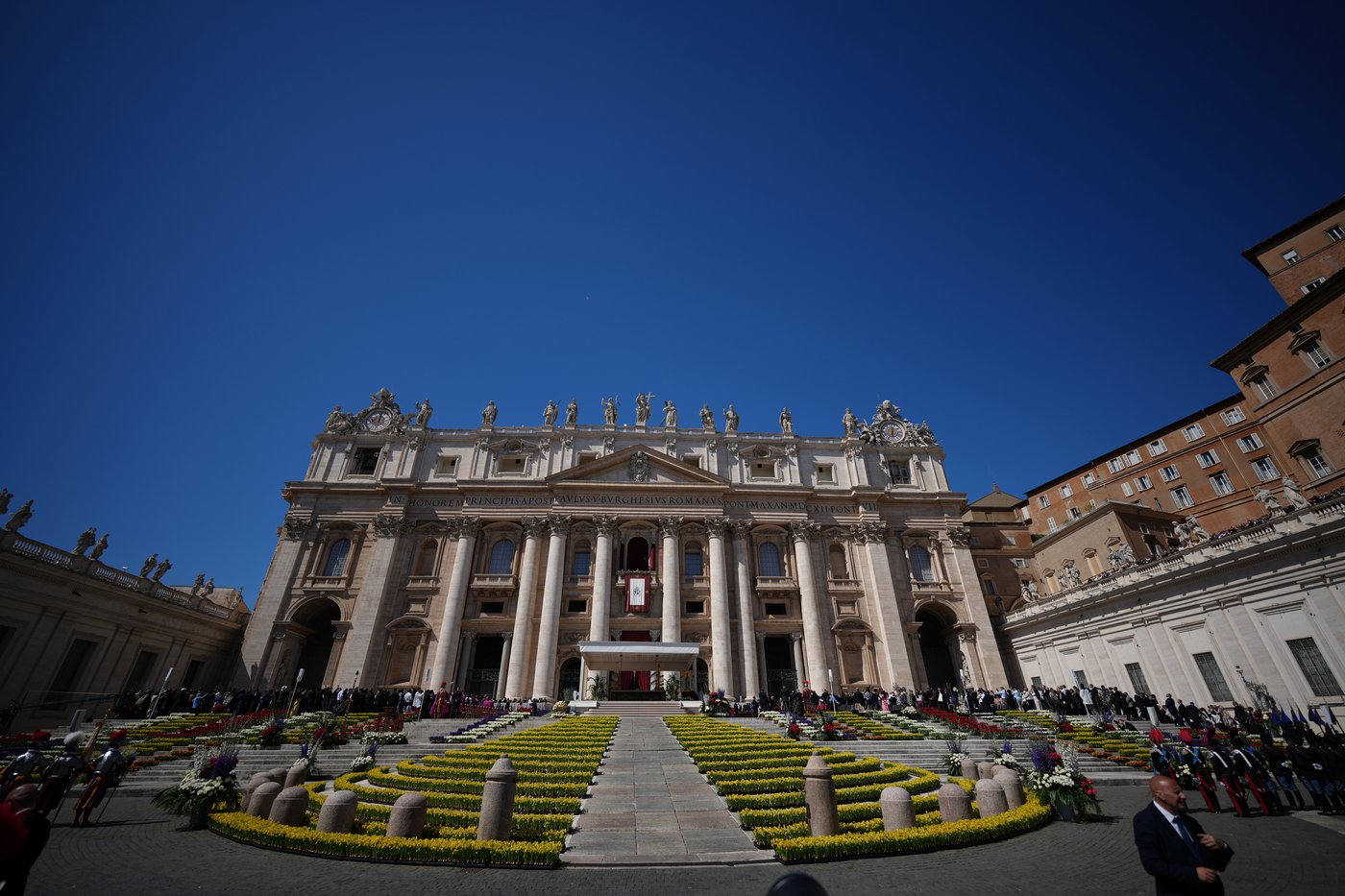 Photos show Pope Leo's first Easter Mass as pontiff | iNFOnews.ca