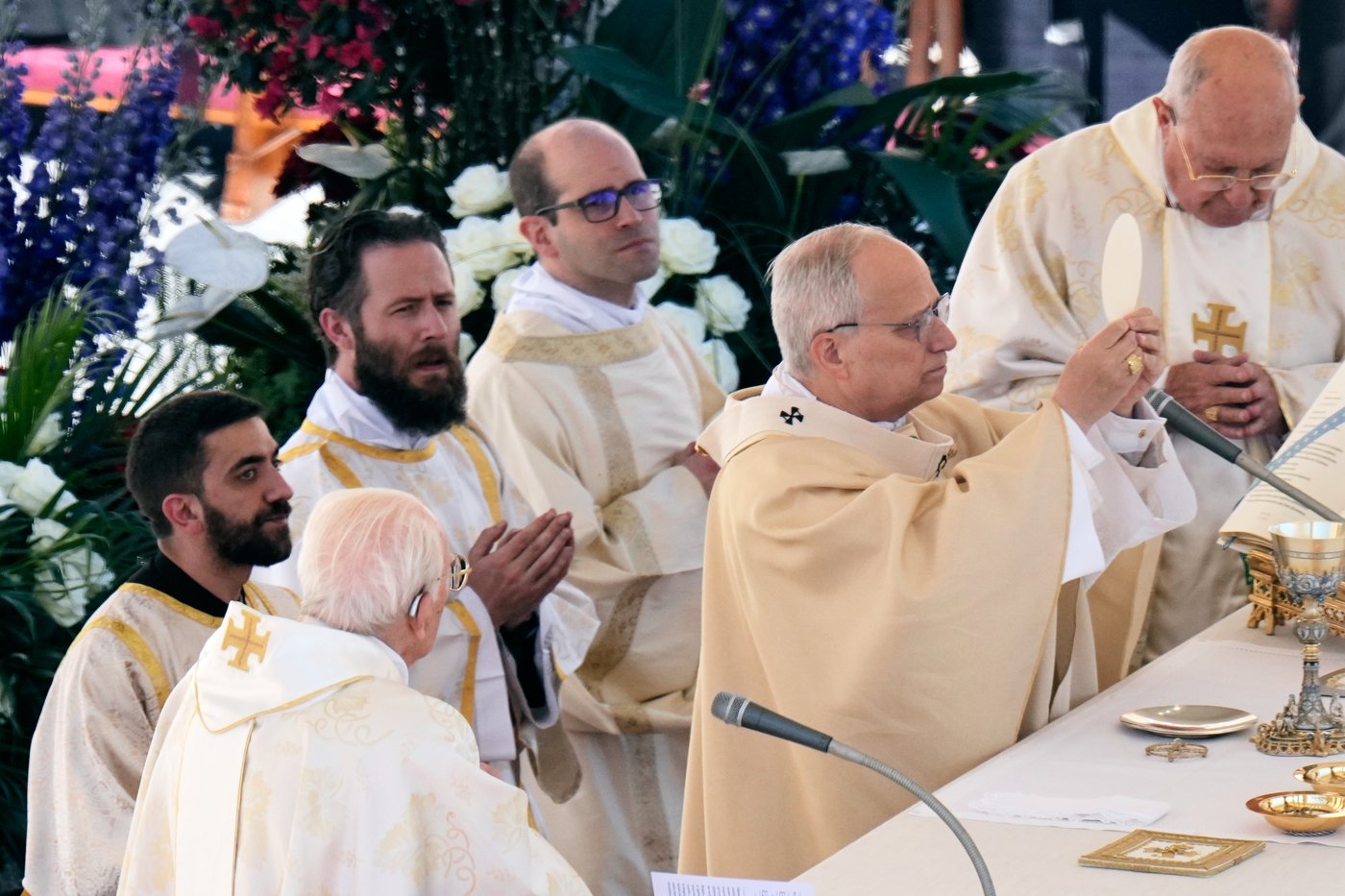 Photos show Pope Leo's first Easter Mass as pontiff | iNFOnews.ca