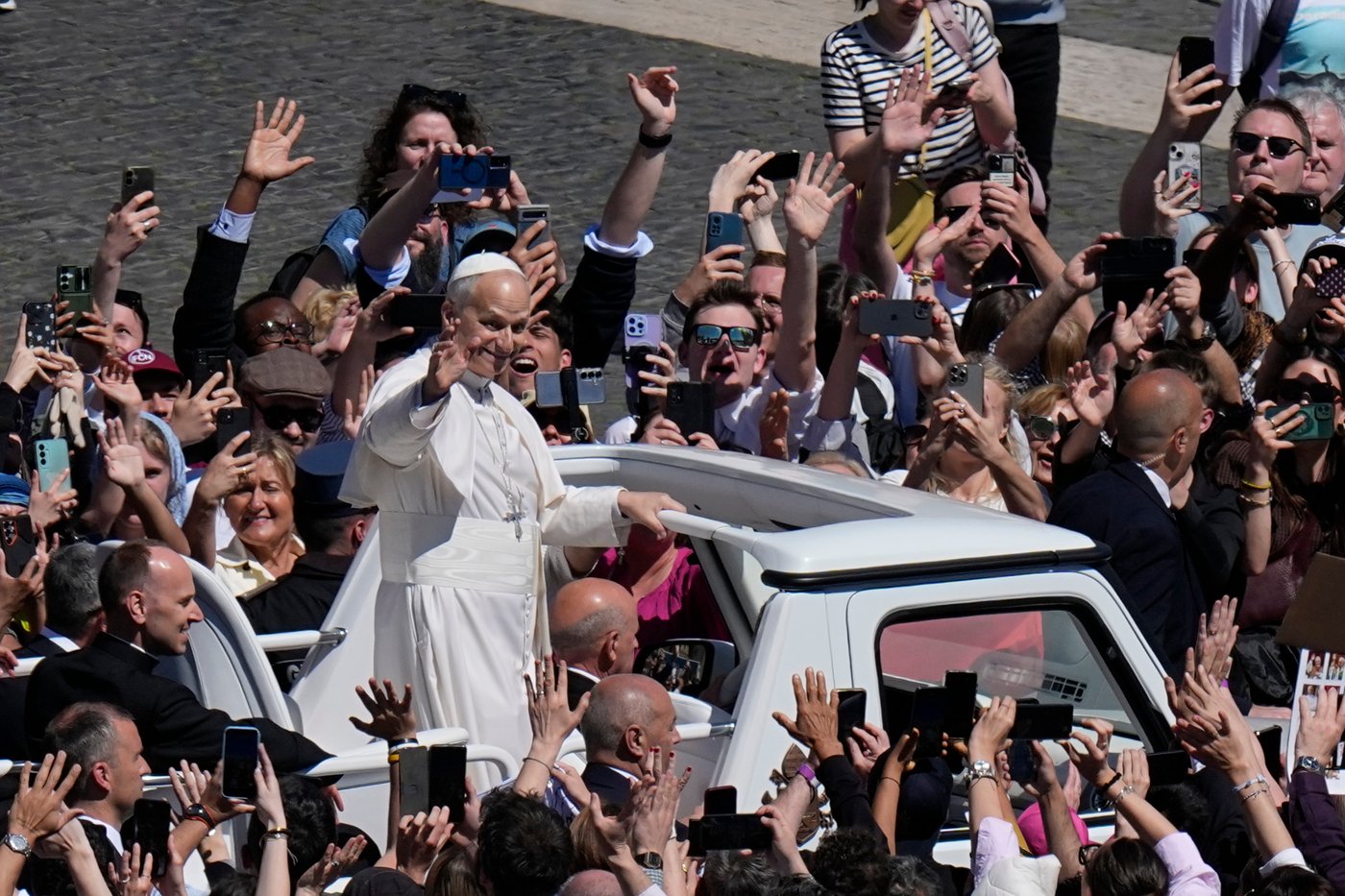 Photos show Pope Leo's first Easter Mass as pontiff | iNFOnews.ca