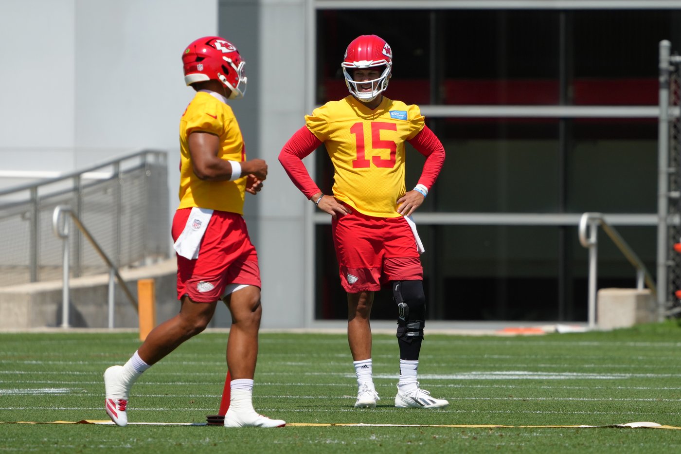 Chiefs lock in Patrick Mahomes through 2033 with a $504.75M reworked deal, AP source says | iNFOnews.ca