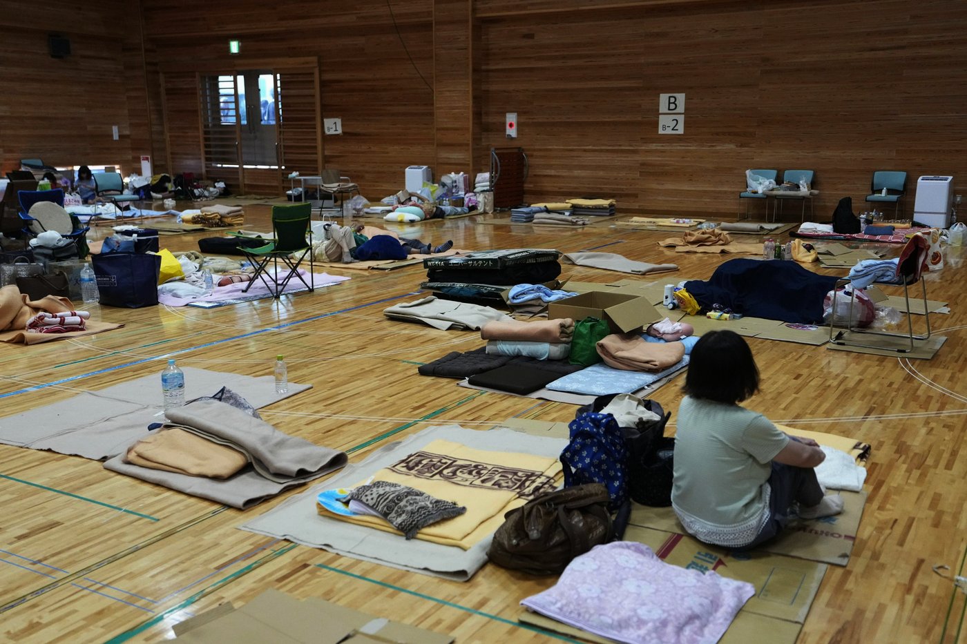 Prime minister visits quake-hit southern Japan as cleanup begins in intense heat | iNhome