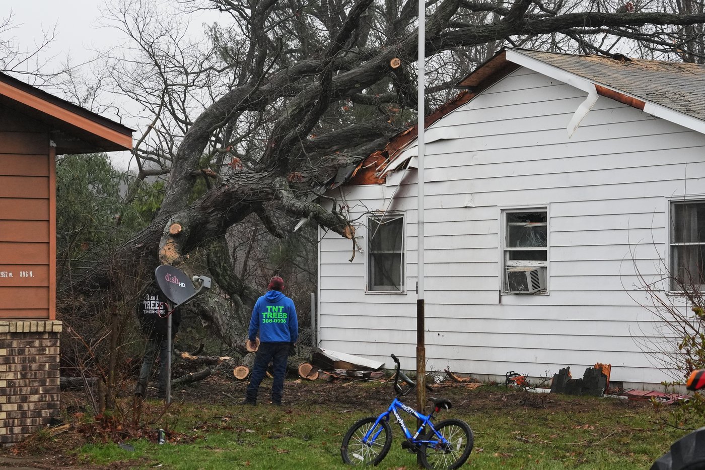 Tornadoes kill 2 in northwestern Indiana and raze buildings in Kankakee, Illinois | iNFOnews.ca