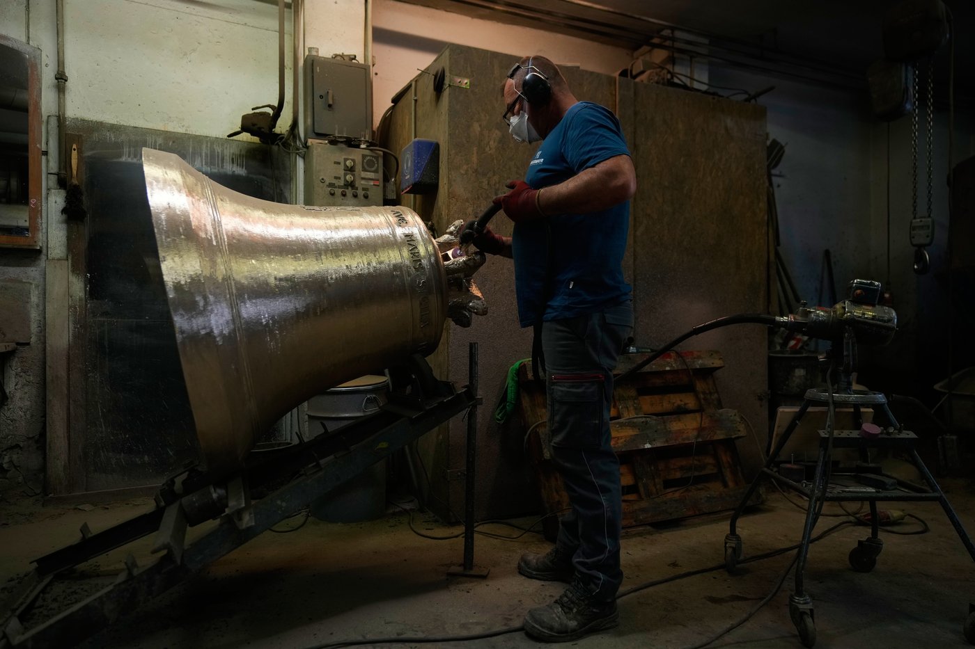 Photos show how new technology helps keep one of Europe’s last bell makers alive in Austria | iNFOnews.ca