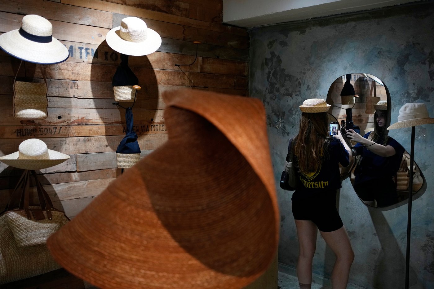 The sunhat is everywhere in Athens as crowds grow larger at ancient sites | iNFOnews.ca The sunhat is everywhere in Athens as crowds grow larger at ancient sites | iNFOnews.ca