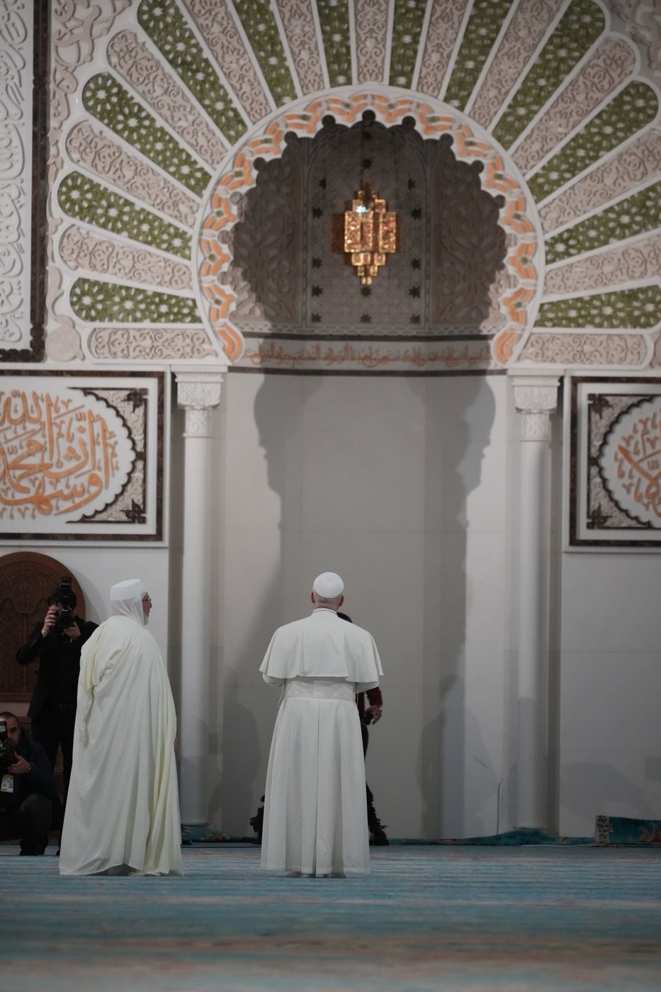 Pope starts Africa tour in Algeria and calls for peace against Iran war's backdrop | iNFOnews.ca