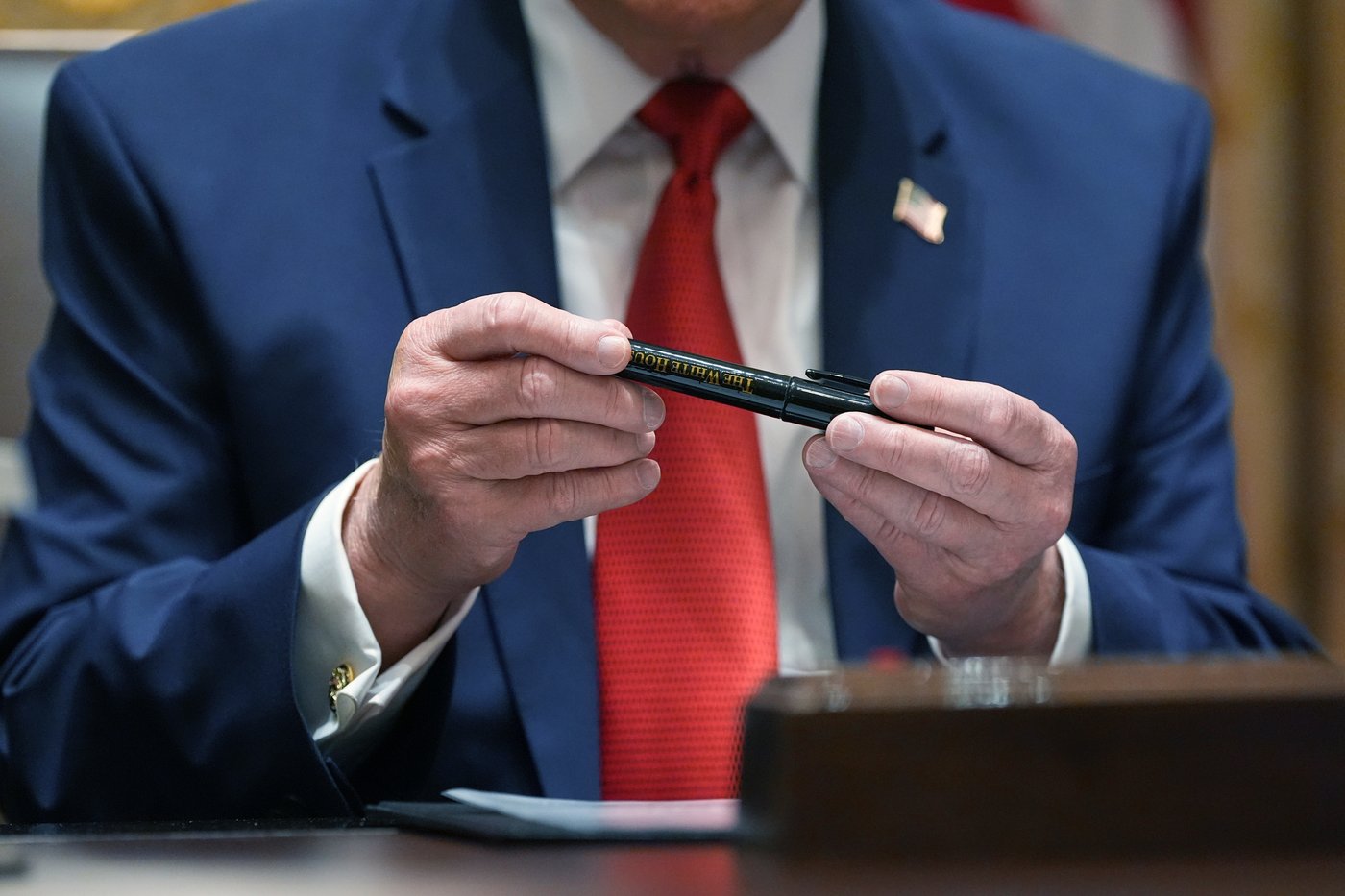 Trump interrupts a Cabinet meeting dealing with the Iran war and rising prices to talk Sharpies | iNFOnews.ca