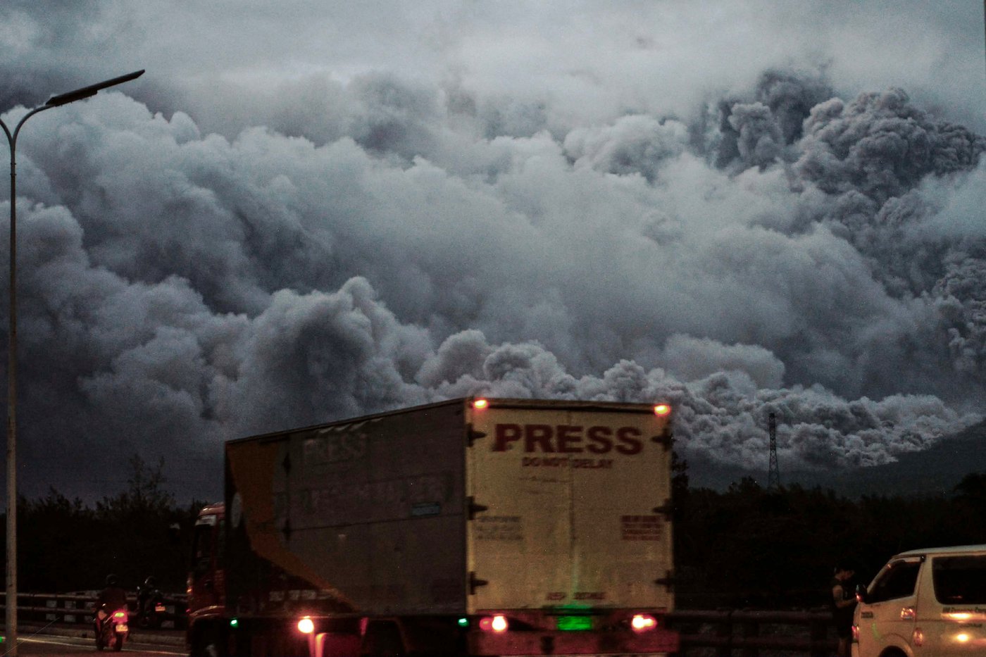 Nearly 200,000 people affected as over 5,400 flee ash from Philippine volcano | iNFOnews.ca