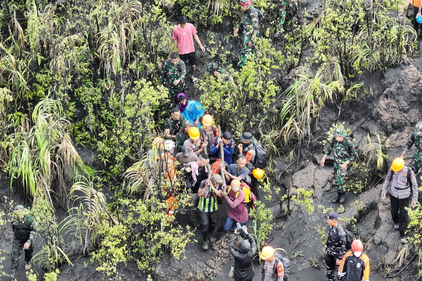 Bodies retrieved from Indonesian volcano after eruption kills 3 hikers | iNFOnews.ca