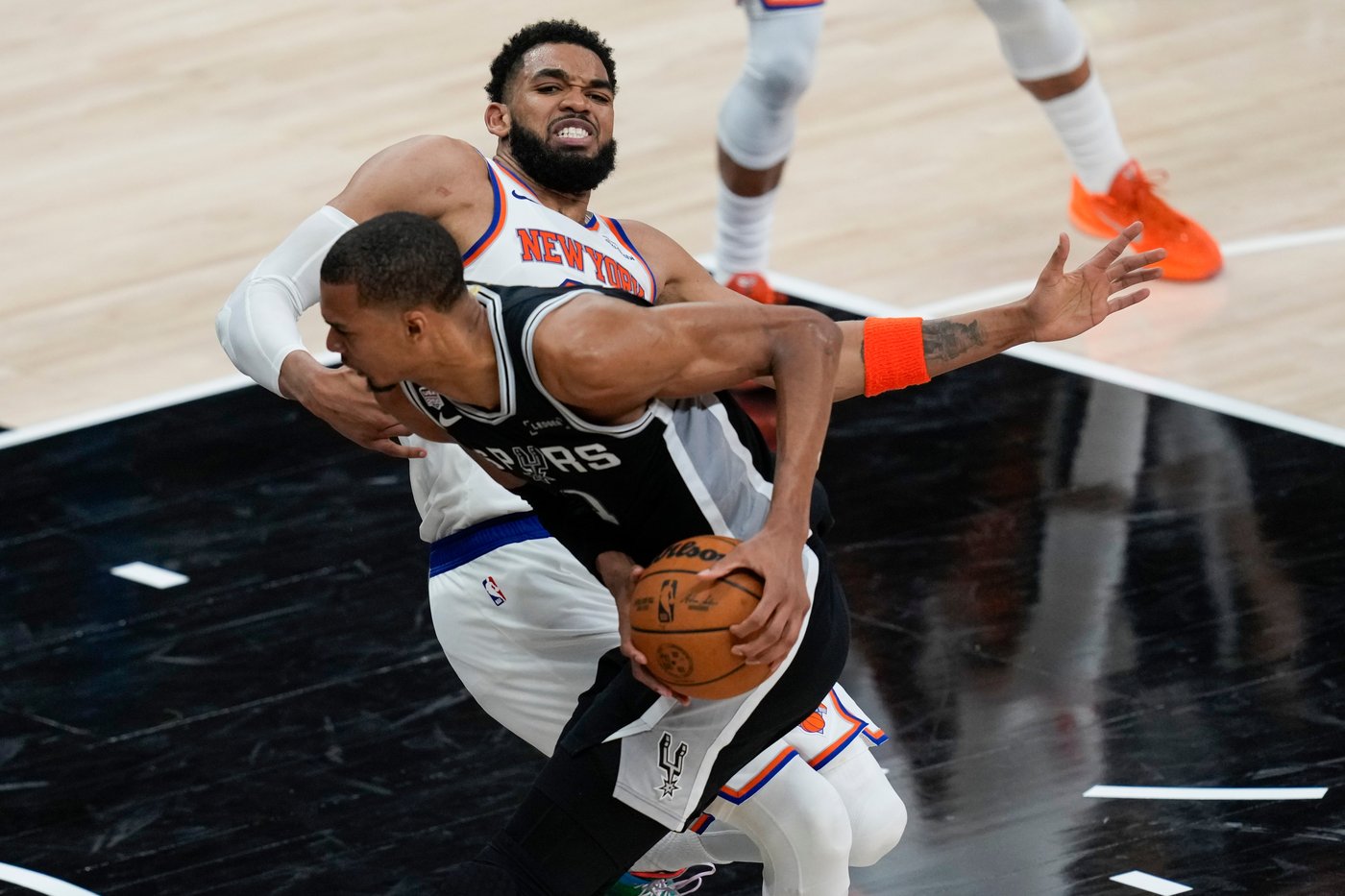 Wembanyama scores 26 but struggles from field in NBA Finals debut as Spurs fall to Knicks in Game 1 | iNFOnews.ca