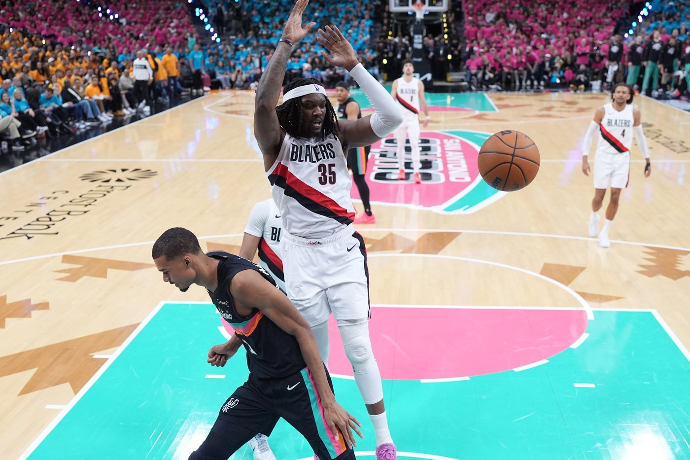 Wembanyama scores 35 points in playoff debut as Spurs roll past Trail Blazers 111-98 | iNFOnews.ca