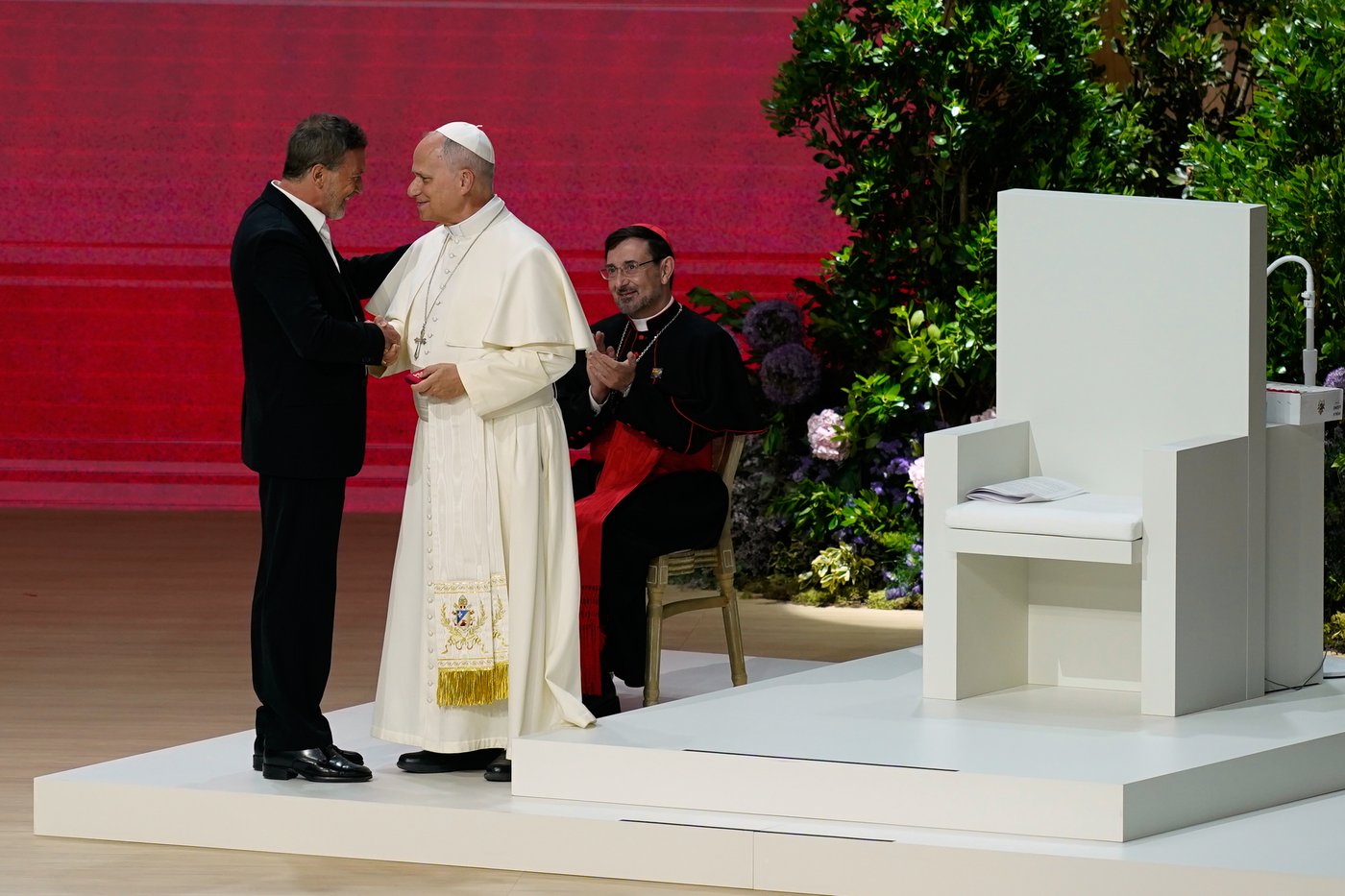Pope Leo XIV draws 1.2 million to Mass and challenges Europe to acknowledge its Christian roots | iNFOnews.ca