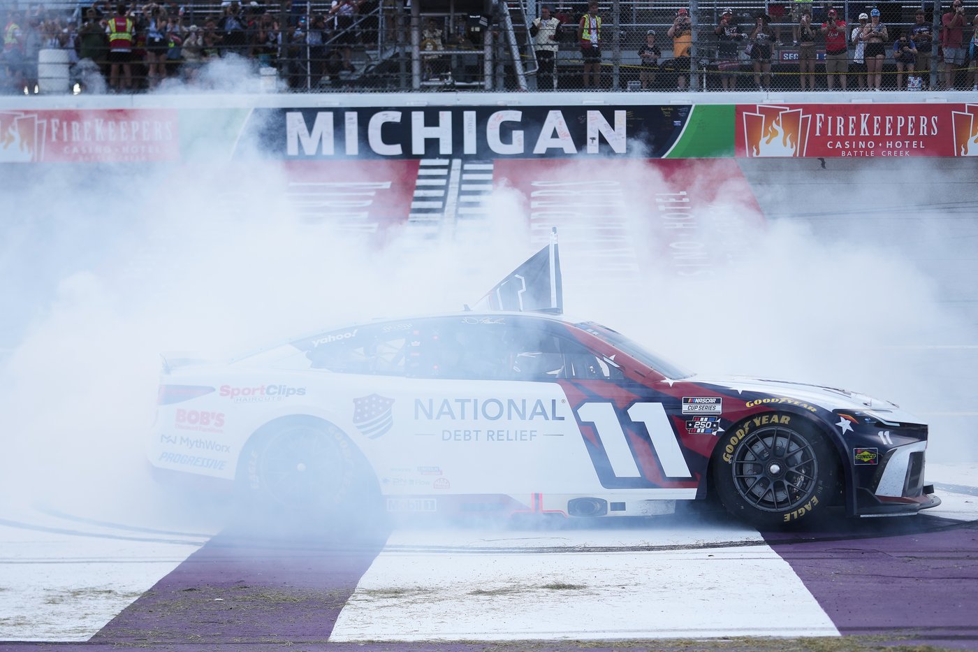 Denny Hamlin dedicates NASCAR victory at Michigan to Kyle Busch after tying him on career win list | iNFOnews.ca