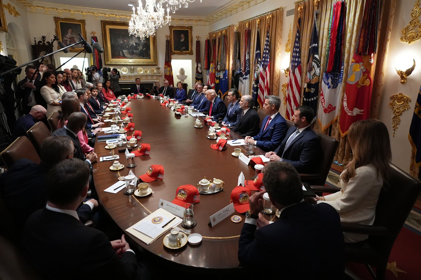 Trump plays mayor at Cabinet meeting, showcasing his DC renovations | iNFOnews.ca Trump plays mayor at Cabinet meeting, showcasing his DC renovations | iNFOnews.ca