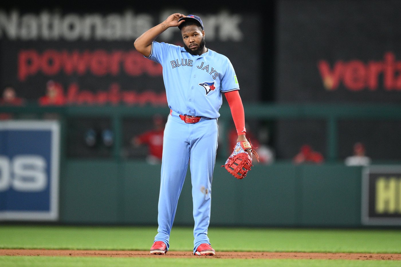 Blue Jays slugger Vladimir Guerrero Jr. leaves game with right hamstring tightness | iNFOnews.ca