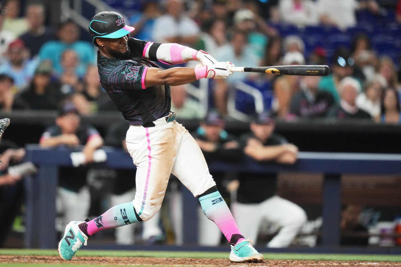 Milwaukee's Mitchell doubles in the 10th in 7-5 win over Miami | iNFOnews.ca