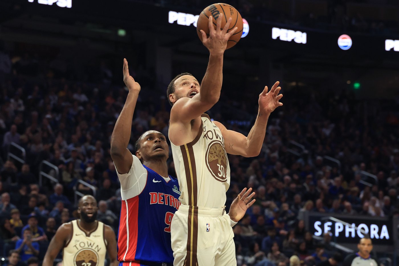 Warriors' Stephen Curry to be re-evaluated in 10 days after 2nd MRI on knee | iNFOnews.ca