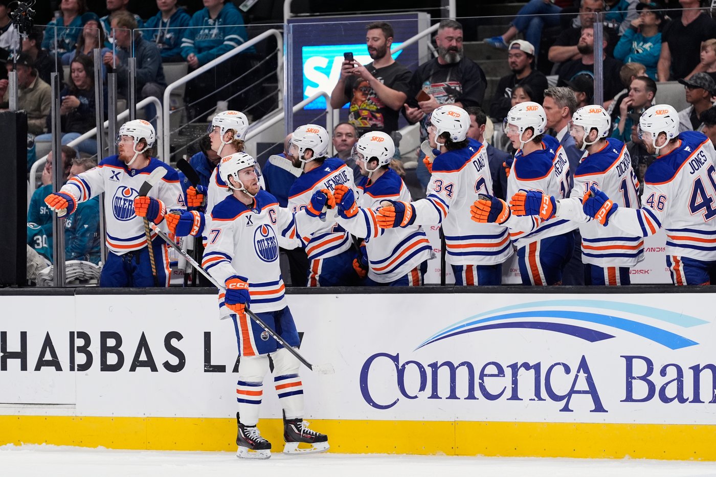 Connor McDavid nets hat trick on 5-point night as Oilers surge into first place in Pacific Division | iNFOnews.ca