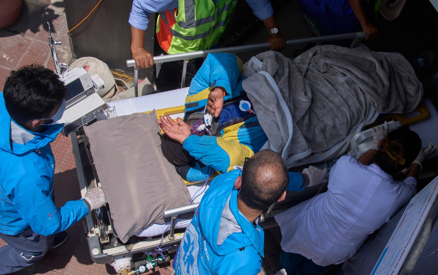 Sherpa guide missing for a week on Mount Everest rescued while crawling to base camp | iNFOnews.ca