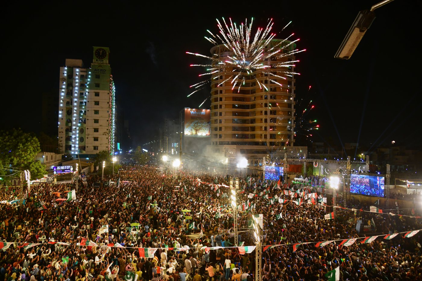 Fireworks light skies over Pakistan’s capital as crowds celebrate Independence Day | iNFOnews.ca Fireworks light skies over Pakistan’s capital as crowds celebrate Independence Day | iNFOnews.ca