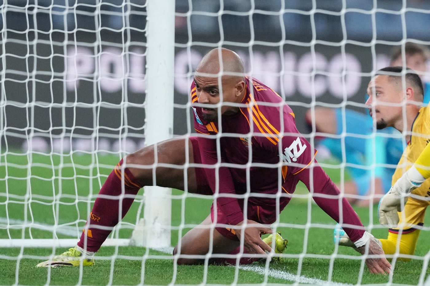 Malen's priceless double keeps Roma in touch with Serie A pack | iNFOnews.ca