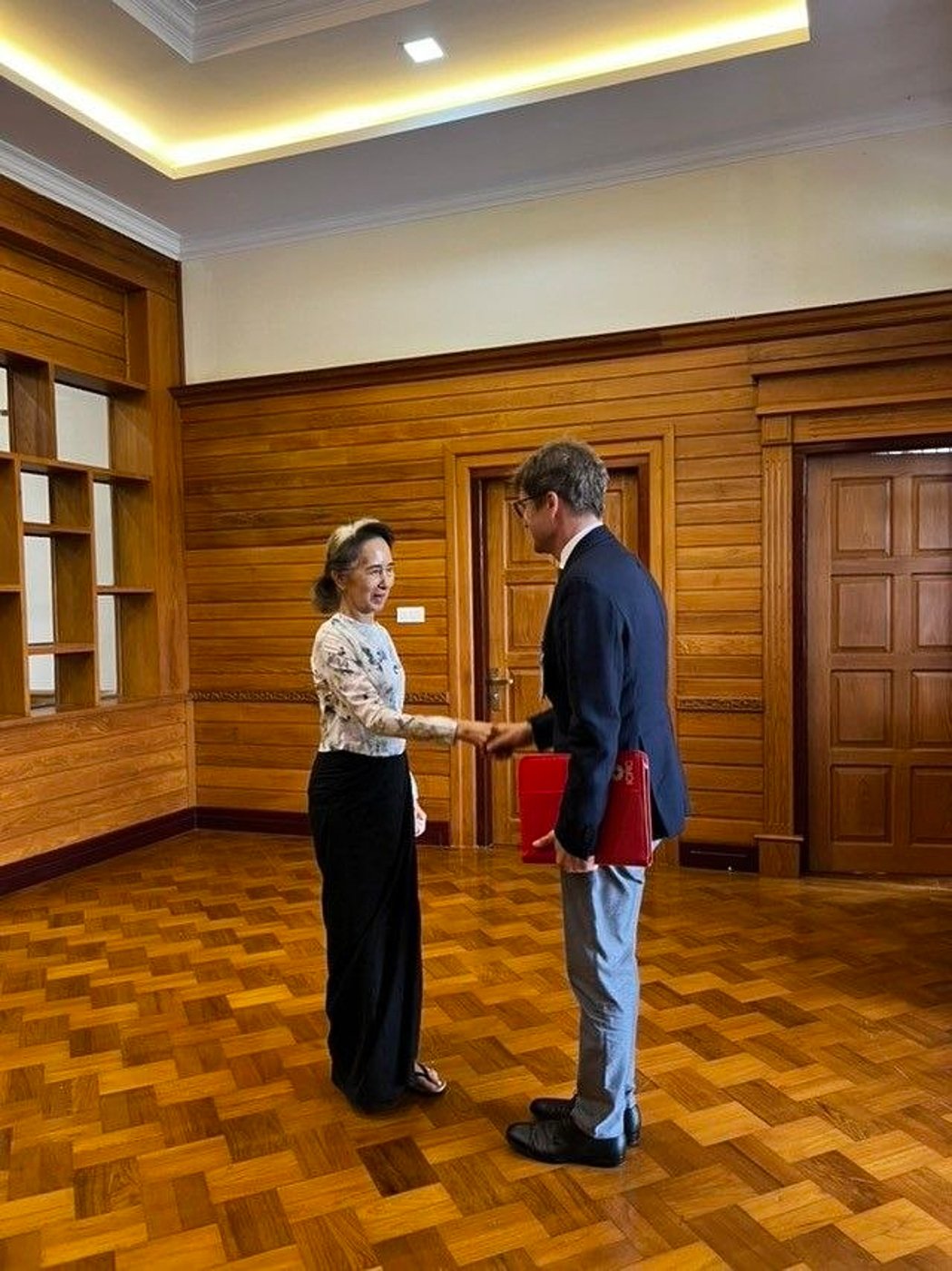 Myanmar's detained former leader Aung San Suu Kyi has rare meeting with International Red Cross | iNFOnews.ca