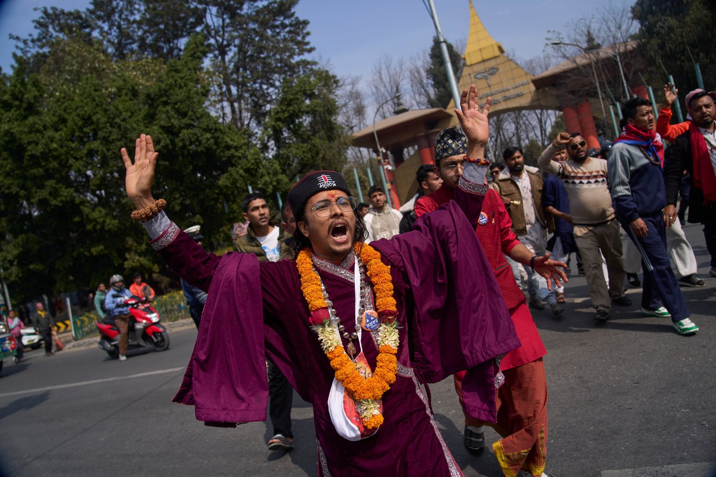 Thousands rally in support of Nepal's former king and call for monarchy's return | iNFOnews.ca