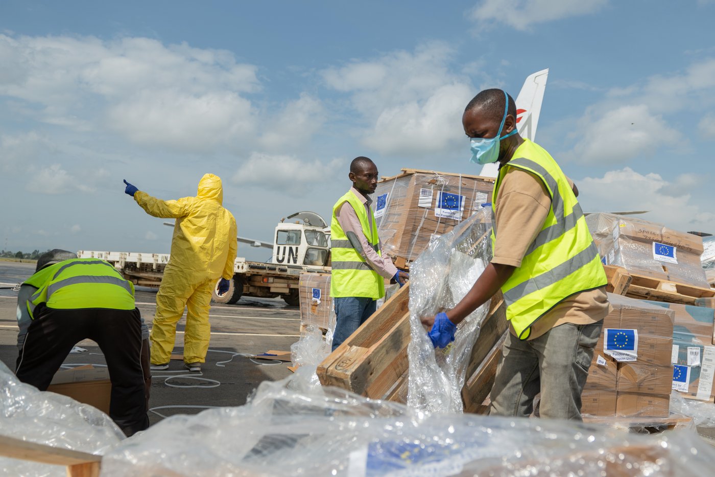 More than 24,000 immigration documents could be suspended by Ebola border measures | iNFOnews.ca