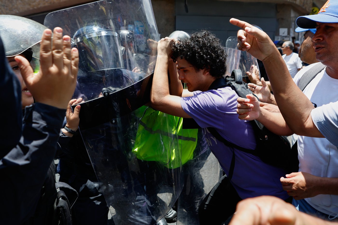 Venezuelan police block protesters demanding higher wages and pensions | iNFOnews.ca