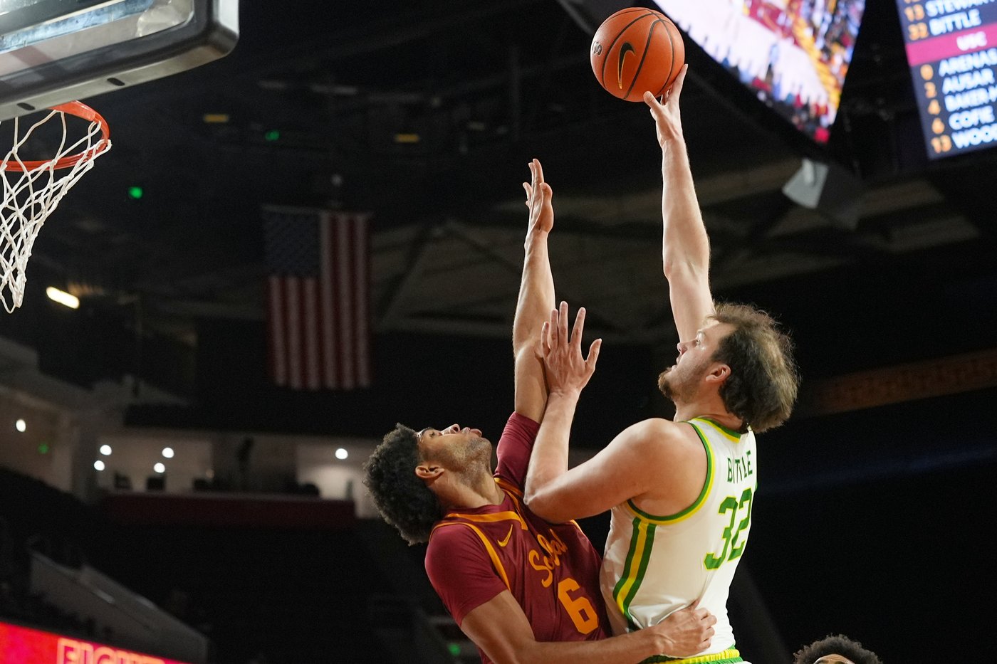 Evans scores 21 points and keys Oregon's 59-second, 7-0 run to stun USC 71-70 | iNFOnews.ca